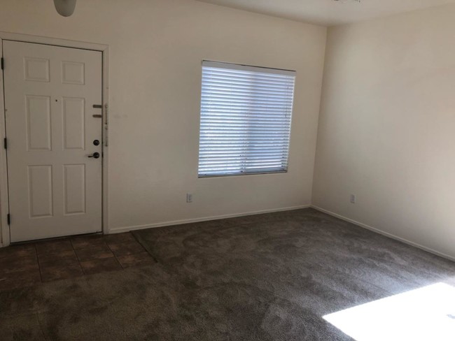 Building Photo - 811 W Spruell Ave