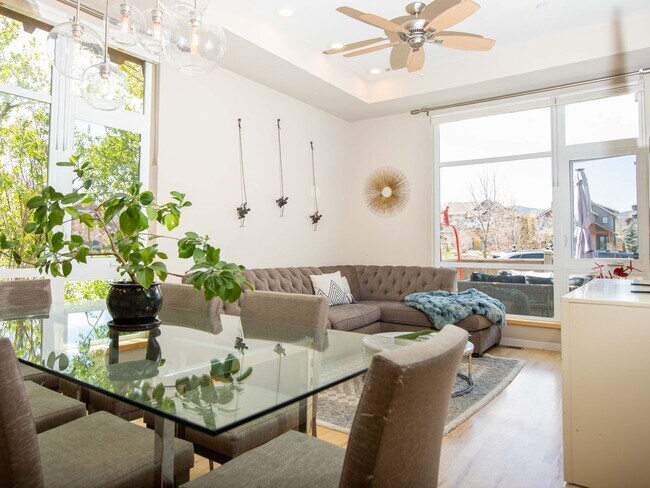 Building Photo - Modern, end unit Townhome in North Boulder...