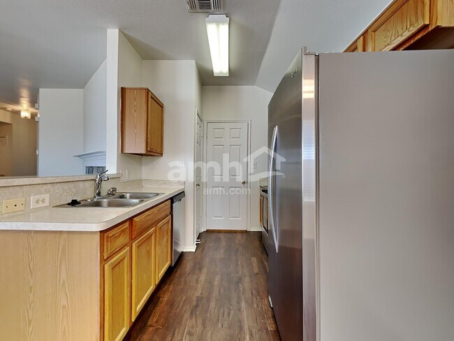 Building Photo - 916 Dixon Ln