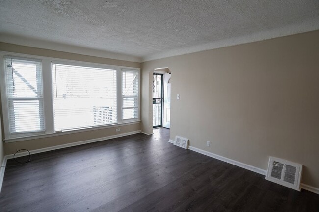 Building Photo - This beautifully updated 3-bedroom, 1-bath single-family home is ready for move-in!