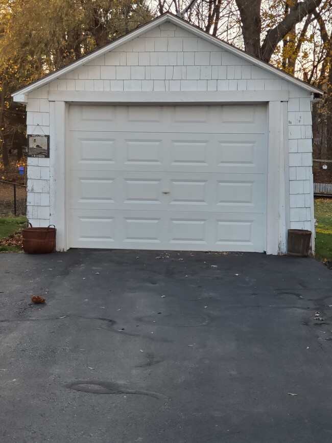 Oversized garage - 315 Sawyer St