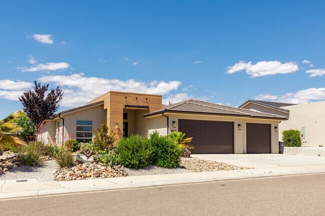 Foto del edificio - 3 bed plus office / 2.5 bath / 3 car Single Story with Community Pool!