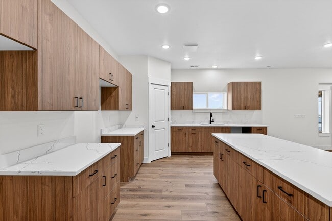 Building Photo - L199ER