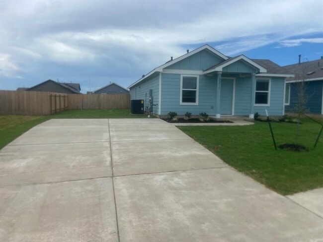Building Photo - 2211 Cyclone Dr