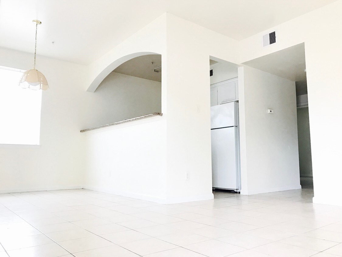sala de estar - 8256 Leonora St