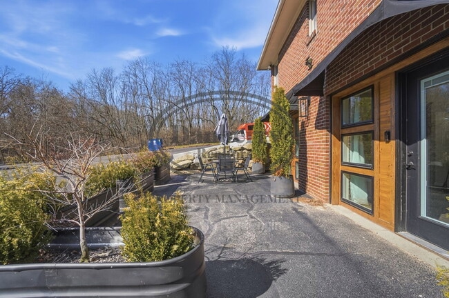 Building Photo - 1133 N Byrne Rd