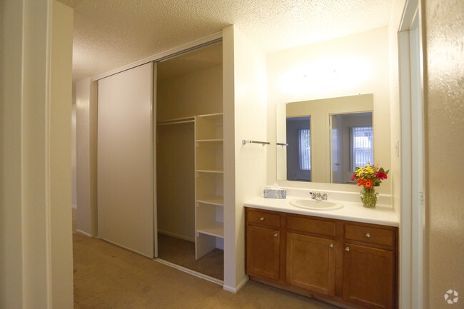 2BR, 1BA - 800 SF - Flatirons Park Apartments