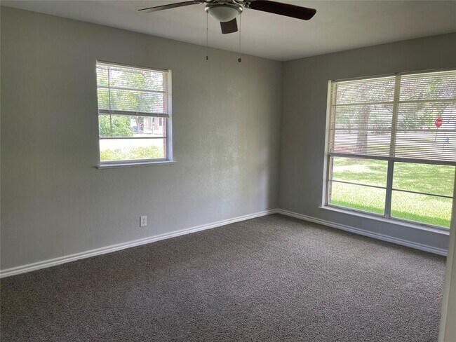 Foto del edificio - 400 County Rd 243