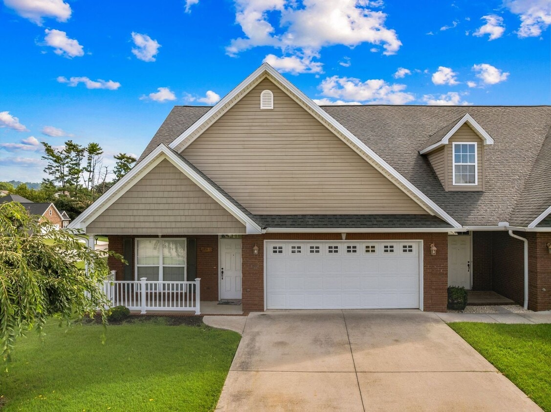 Foto principal - Main-Level Living End-Unit Townhome