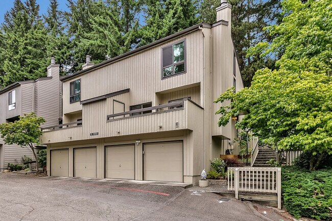 Foto del edificio - Renovated 3BR Townhouse in Desirable Lakev...