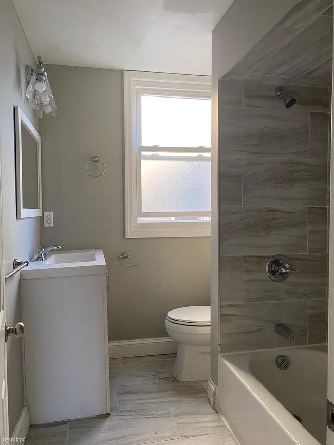 Building Photo - 3 br, 1 bath House - 53 New St Apt 1