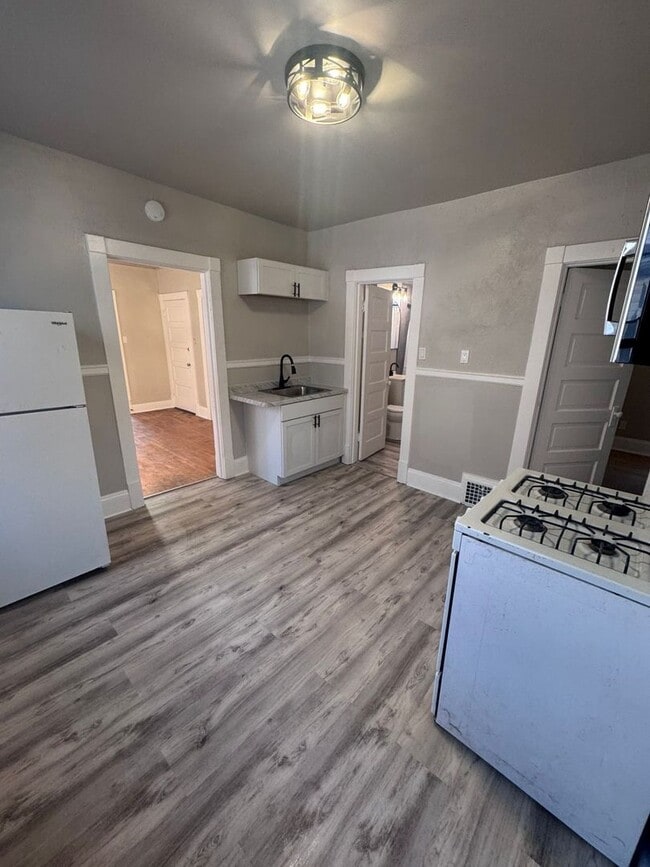 Building Photo - Recently Remodeled 2-Bedroom Home Near Bra...