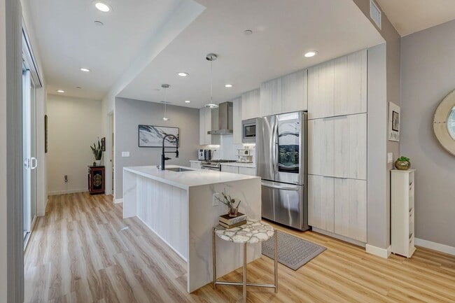 Building Photo - Available Modern Long Term Unfurnished hom...