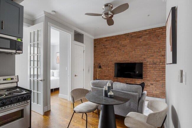 Foto del edificio - 326 E 35th St