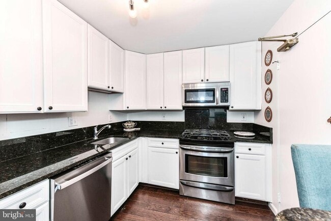 Building Photo - 1300 Army Navy Dr