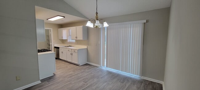 Building Photo - 118 Crystal Brk