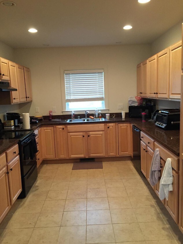 61 Eldred Farm Rd Unit 611, South Kingstown, RI 02881 Room for Rent