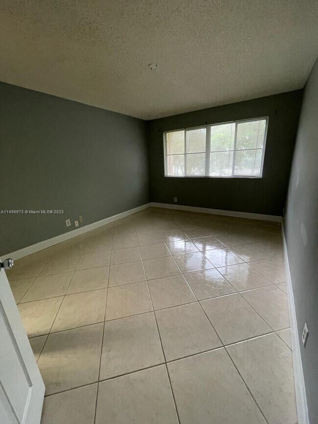 Foto del edificio - 9755 Westview Dr