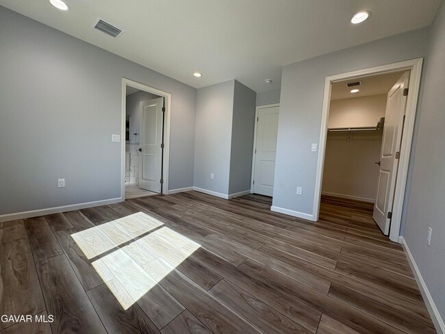 Building Photo - 5309 St Laurent Pl
