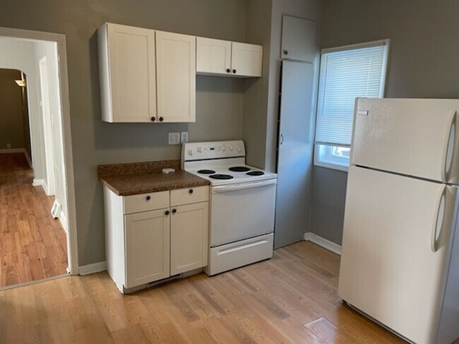 Foto del edificio - 353 Lawson Ave E