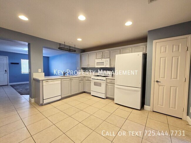 Building Photo - Beautiful 2 bedroom, 2.5 bathroom home loc...