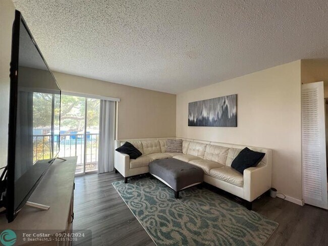Building Photo - 1807 Fairview Villas Dr