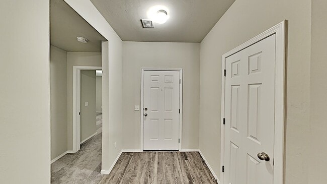 Foto del edificio - Very Nice 3 Bedroom 2 Bath Home in Mustang...