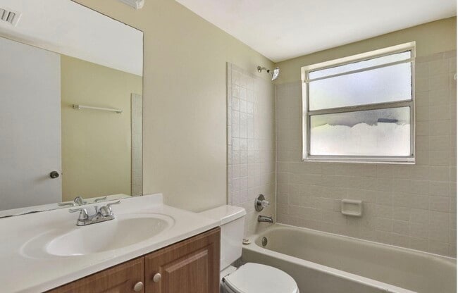 Building Photo - 832 Twin Lakes Dr