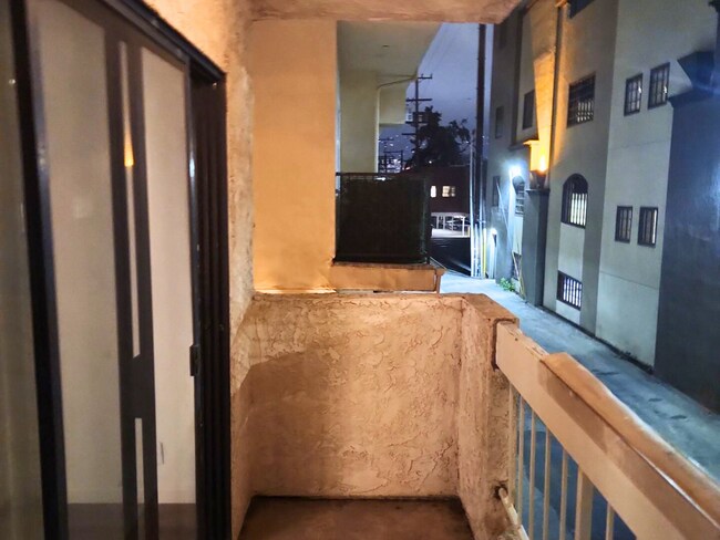 Building Photo - Live in the Heart of Beverly Hills: Charmi...
