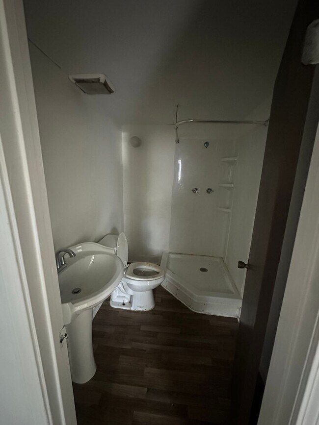 Building Photo - COMING SOON! Charming Split-Level Single-F...
