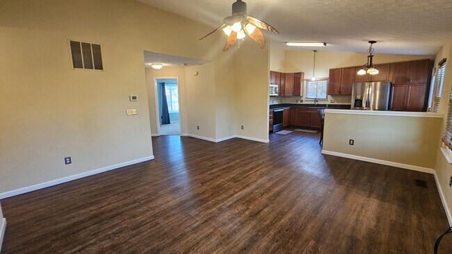 Building Photo - 560 Little Creek Dr