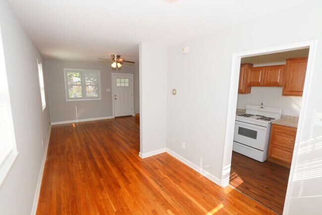 Building Photo - Charming Deanwood 2 bedroom TH with large ...