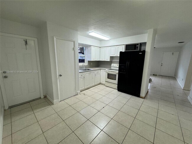 Building Photo - 334 E 2nd St