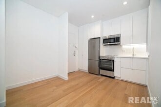 Building Photo - 59 Thompson St