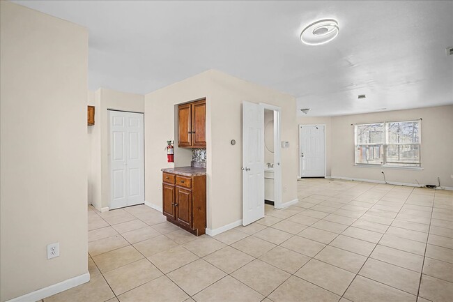 Building Photo - 511 S 6th St