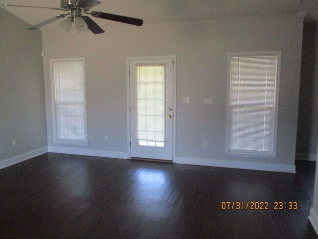 Foto del edificio - 153 Hedgerow Dr