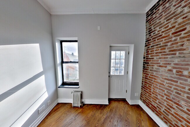 Building Photo - 279 E 10th St