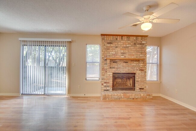 Foto del edificio - Pet-Friendly 3 Bed 1.5 Bath Townhome in a ...