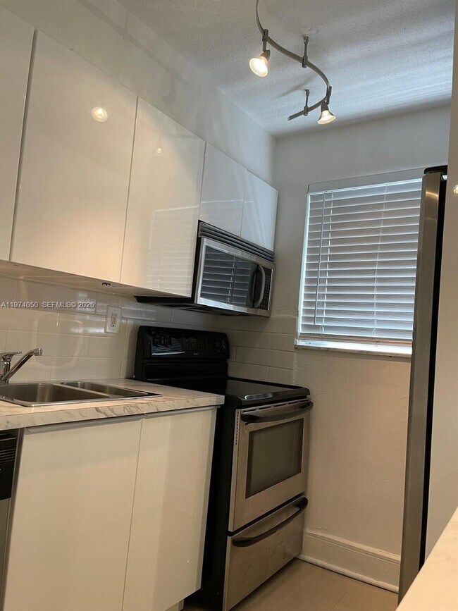 Building Photo - 1120 102nd St