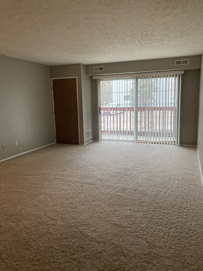 Building Photo - 27087 Oakwood Cir