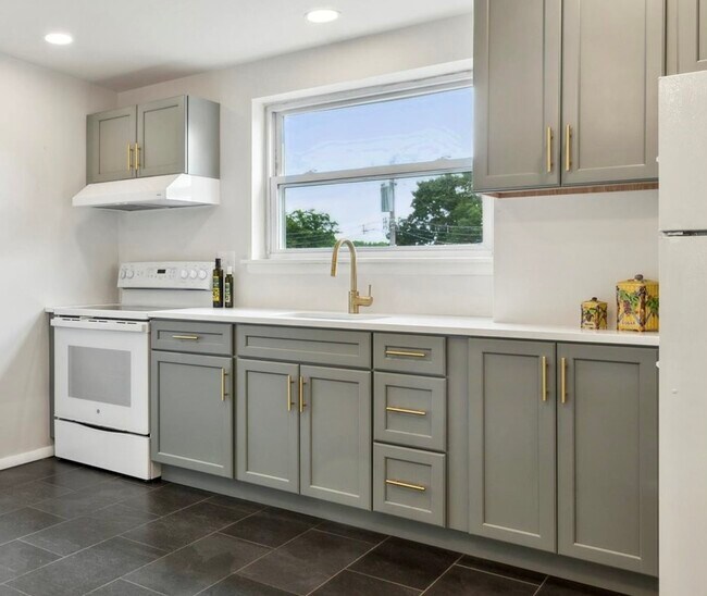 Kitchen - 717 Macdade Blvd