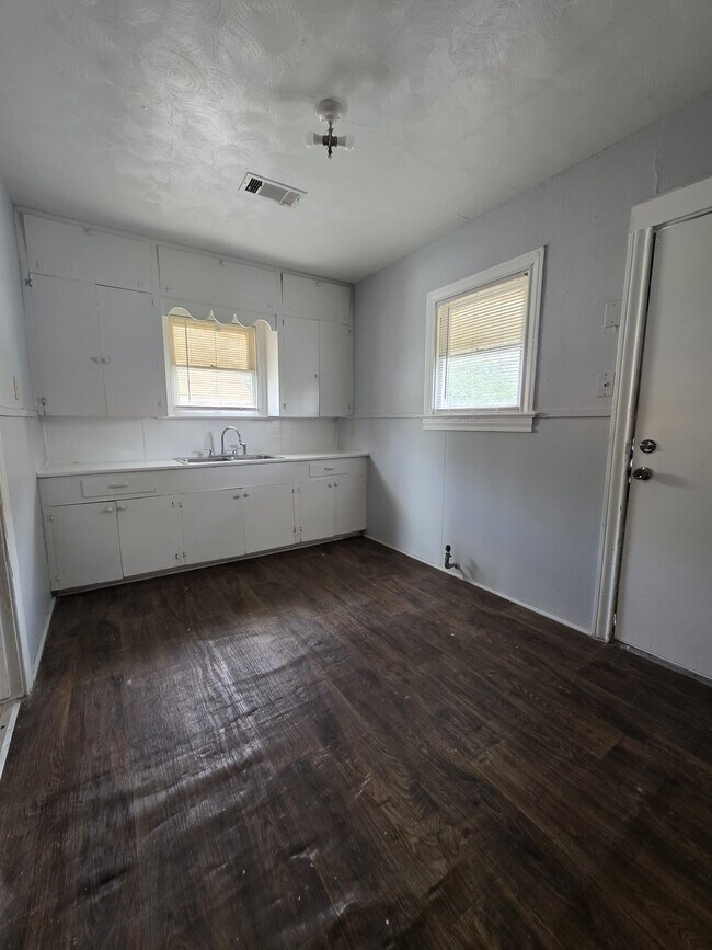 Foto del edificio - 600 E Defee Ave