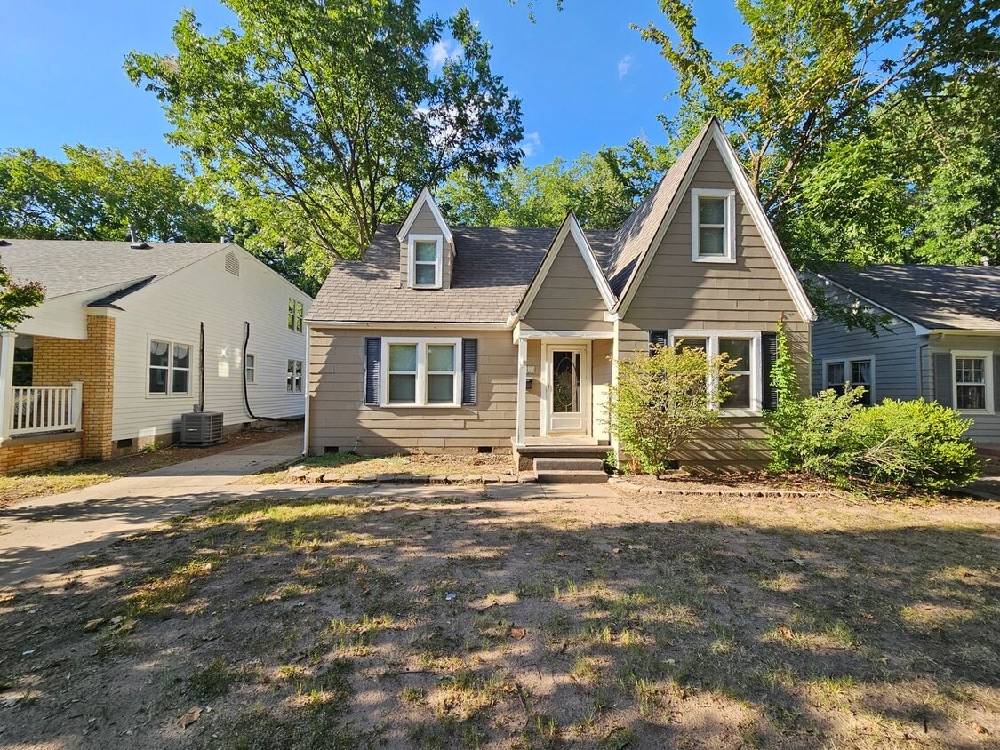 (4) Bed, (3) Bath with (2) Living Areas Avail NOW! Short-Term Lease Avail! - (4) Bed, (3) Bath with (2) Living Areas Avail NOW! Short-Term Lease Avail!