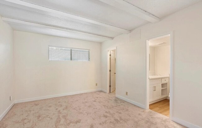 Building Photo - Elegant One-Bedroom with Modern Touches