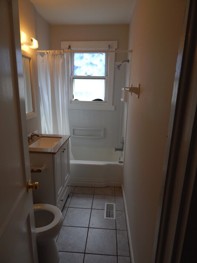 Foto del edificio - Lower Level, 1 Bedroom Apartment Near Johnnie Mercer's Pier, Includes Utilities and Off Street Pa...