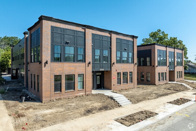 Building Photo - Forest Ave Rowhomes