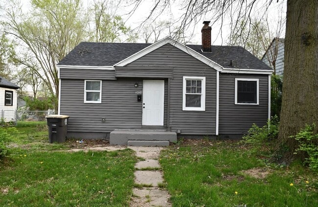 Building Photo - COMING SOON! 2 Bedroom House!!