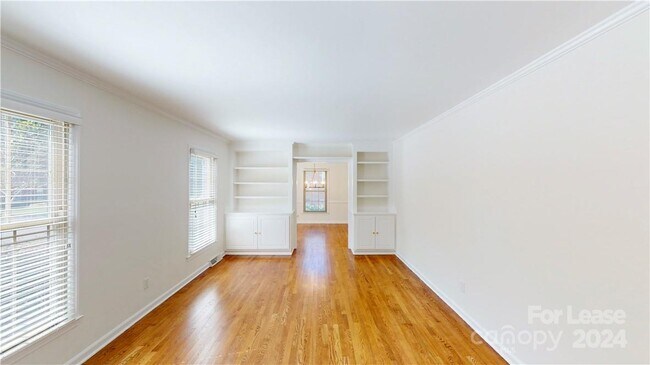 Foto del edificio - 6810 Rosemary Ln