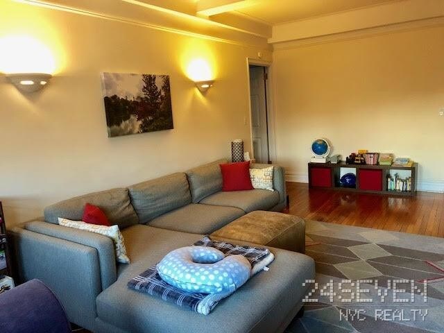 Building Photo - 27 W 96th St