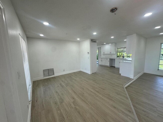 Foto del edificio - 6260 SW 6th St